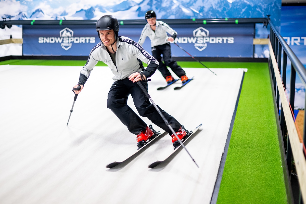 twee mensen aan het skiën